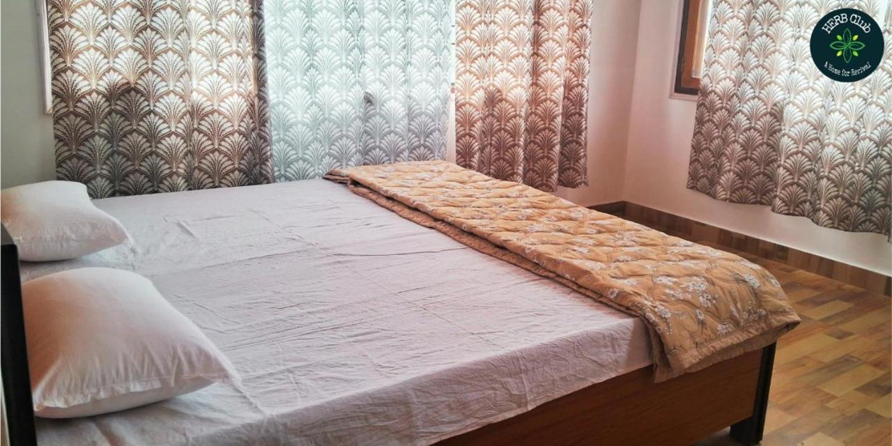 Herb Club Homestay Bhīm Tāl Exteriör bild